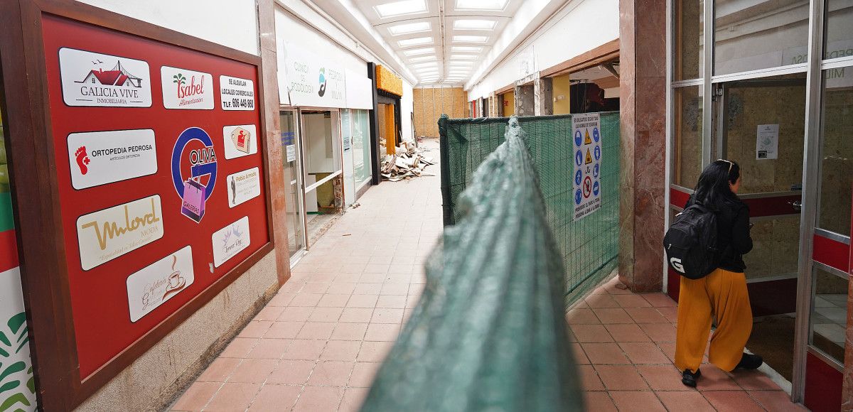 Una persona accede al portal situado en el interior de las Galerías de la Oliva accediendo por Gutiérrez Mellado