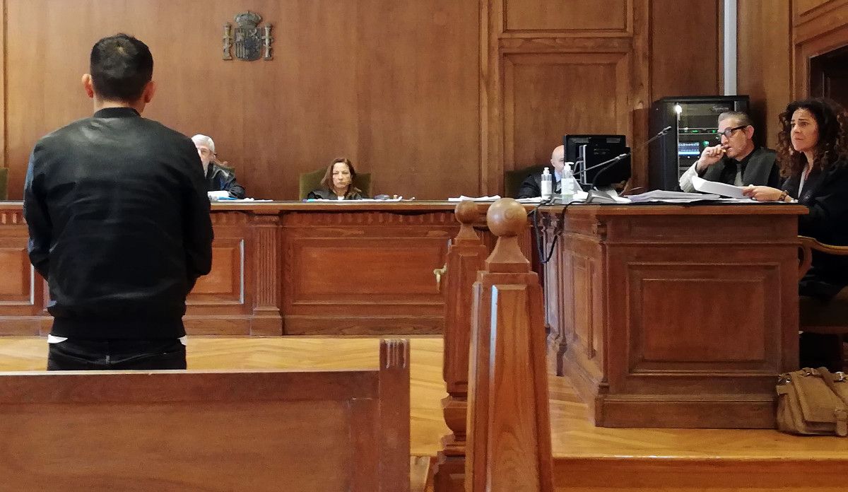 Xuízo contra un mozo acusado dun delito de abuso sexual