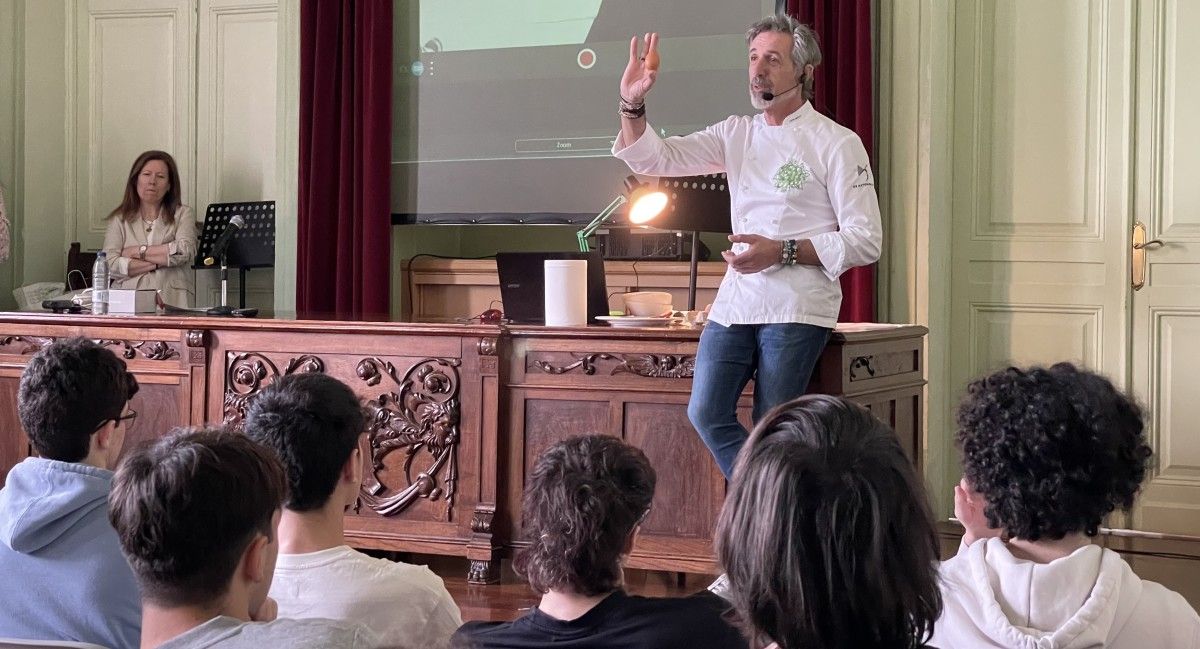 El cocinero Pepe Solla da una charla en el IES Valle Inclán