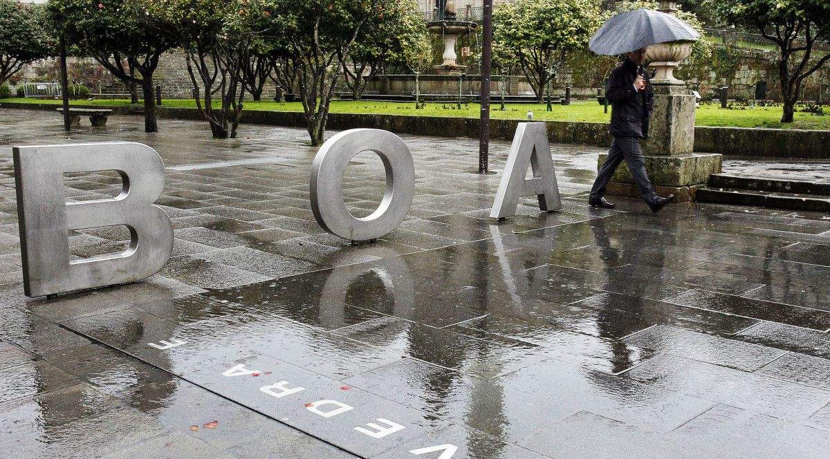 Un peatón camina bajo la lluvia