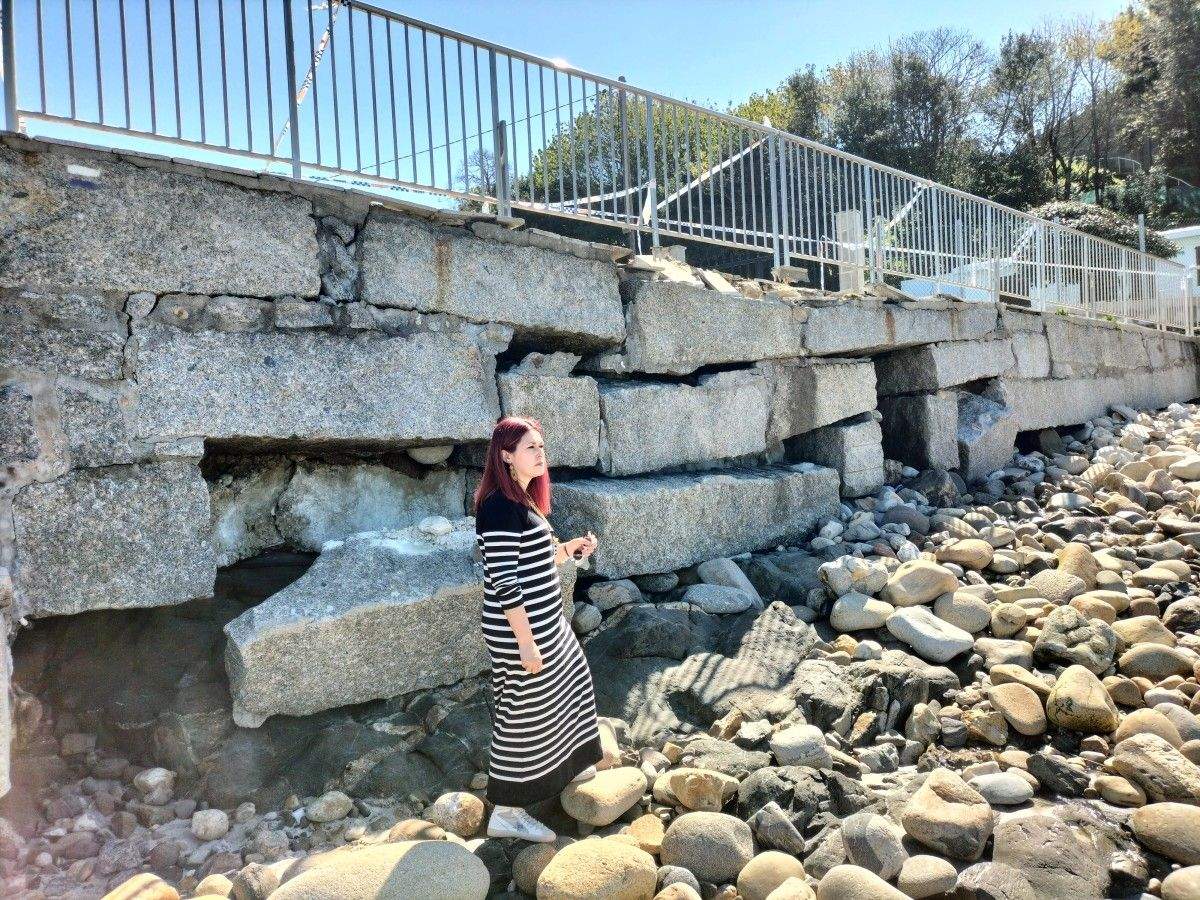 A portavoz do BNG de Marín denunciou o mal estado do paseo de acceso á praia do Santo