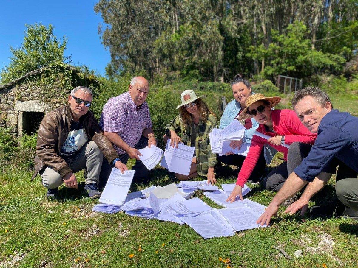Representantes do Colectivo do Vento de Campo Lameiro e a plataforma Amil Sen Eólicos con alegacións ao parque eólico Zudreiro Representantes do Colectivo do Vento de Campo Lameiro e a plataforma Amil Sen Eólicos con alegacións ao parque eólico Zudreiro