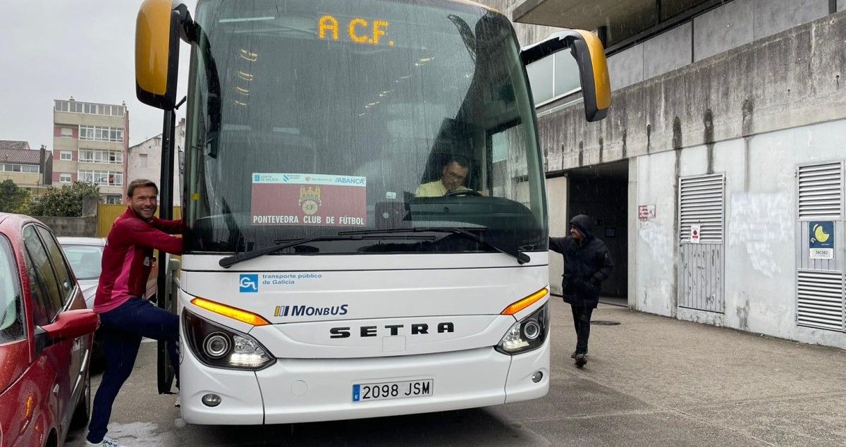 A expedición do Pontevedra parte hacia Cádiz por estrada para enfrentarse ao San Fernando