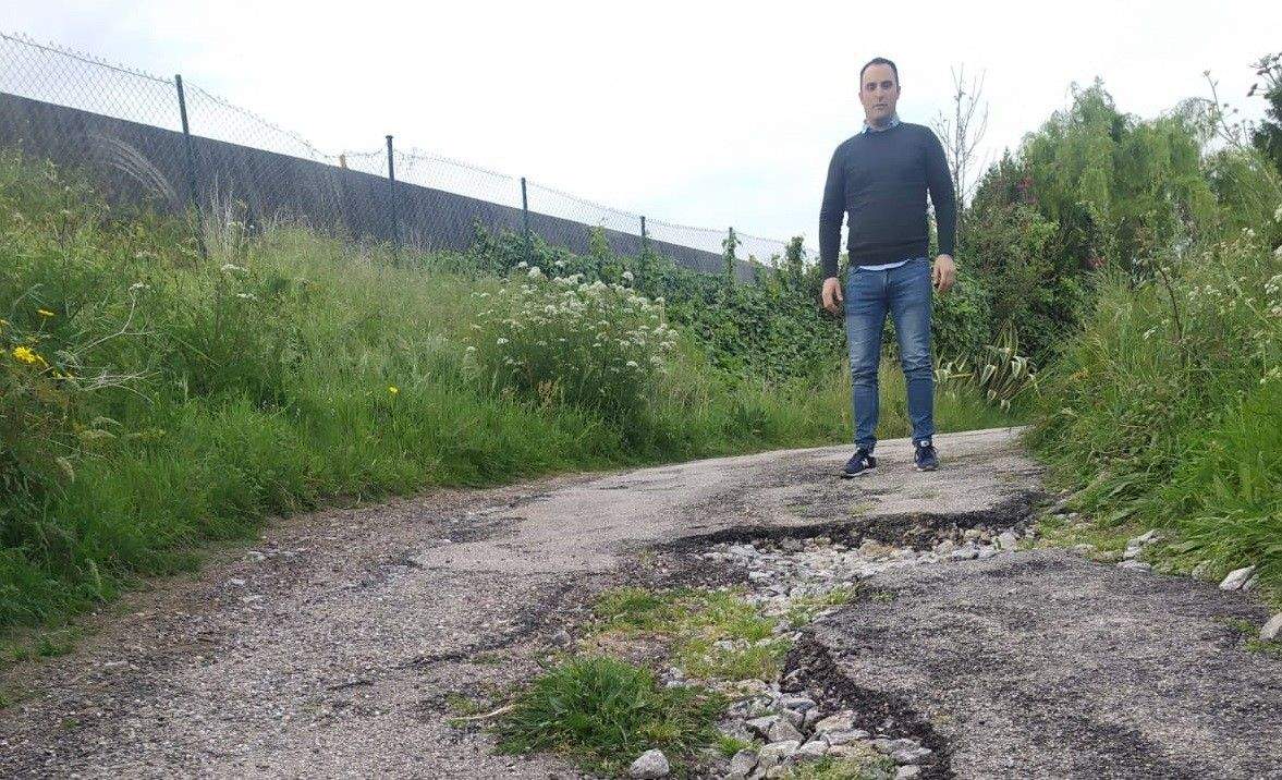 Alberto Acuña en un vial con baches