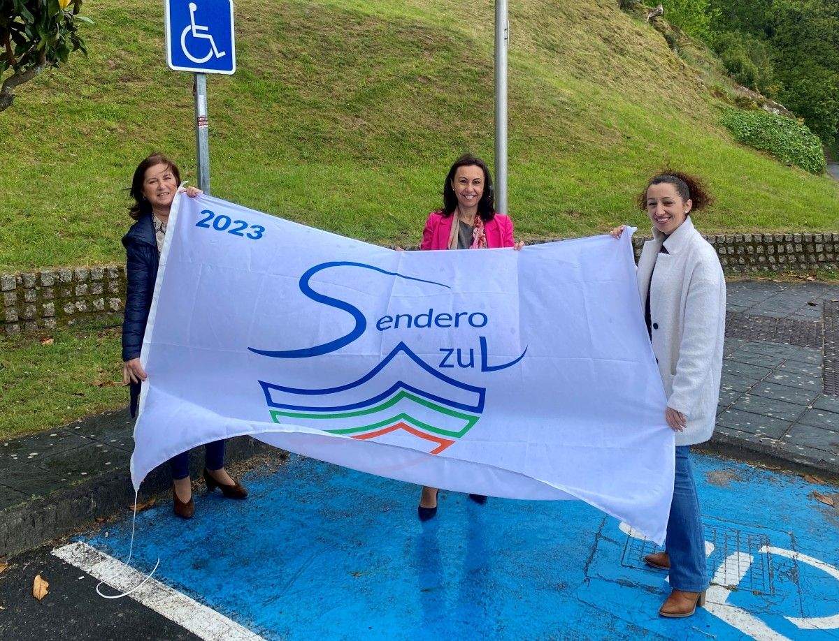 Colocación das bandeiras nos Sendeiros Azuis de Marín