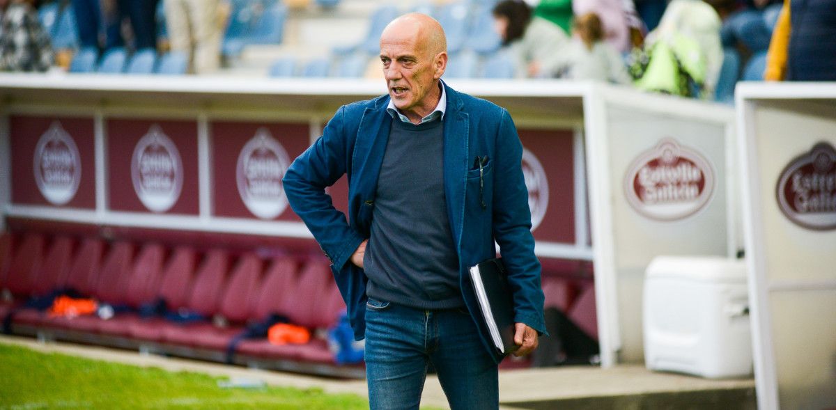 Partido de Primera RFEF entre Pontevedra CF - Mérida en Pasarón