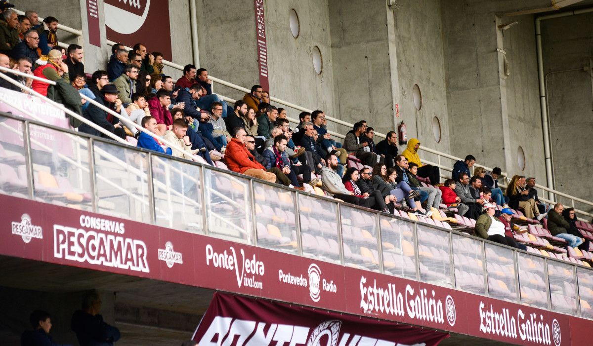 Partido de Primera RFEF entre Pontevedra CF - Linares en Pasarón