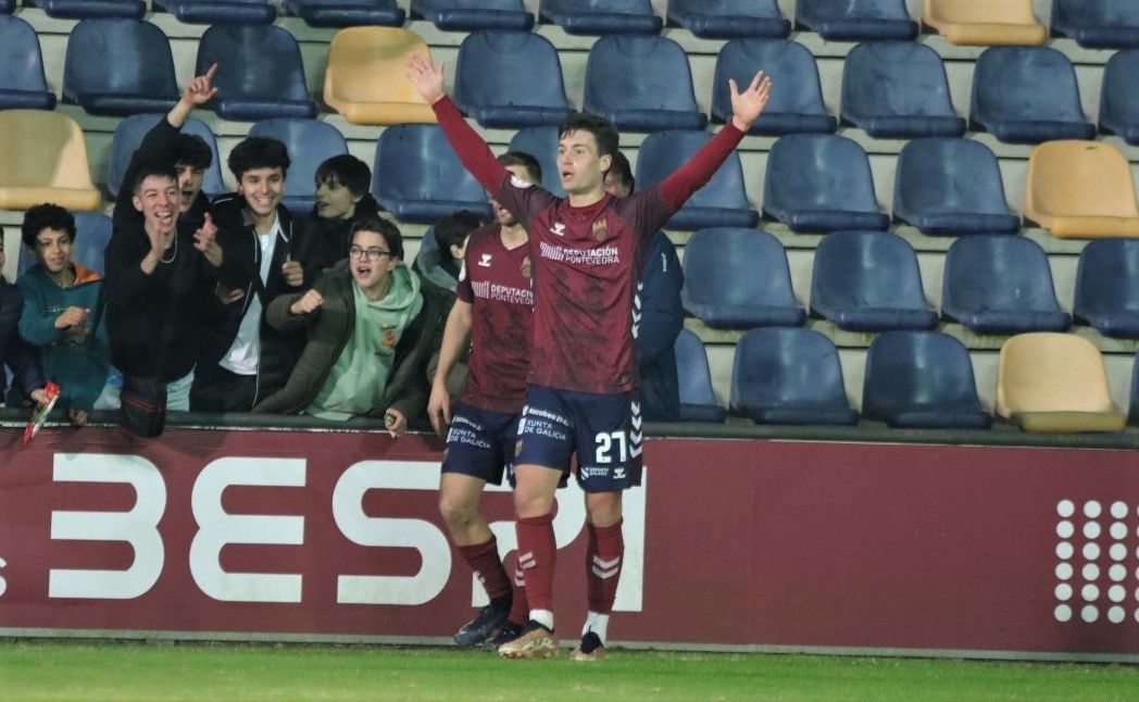 Víctor Casais celebra o seu gol no partido entre Pontevedra CF e Cultural Leonesa en Pasarón