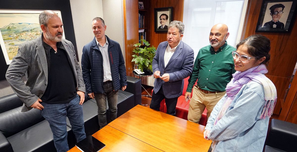 Reunión no Concello de Pontevedra entre representantes da Fanpa e do goberno local