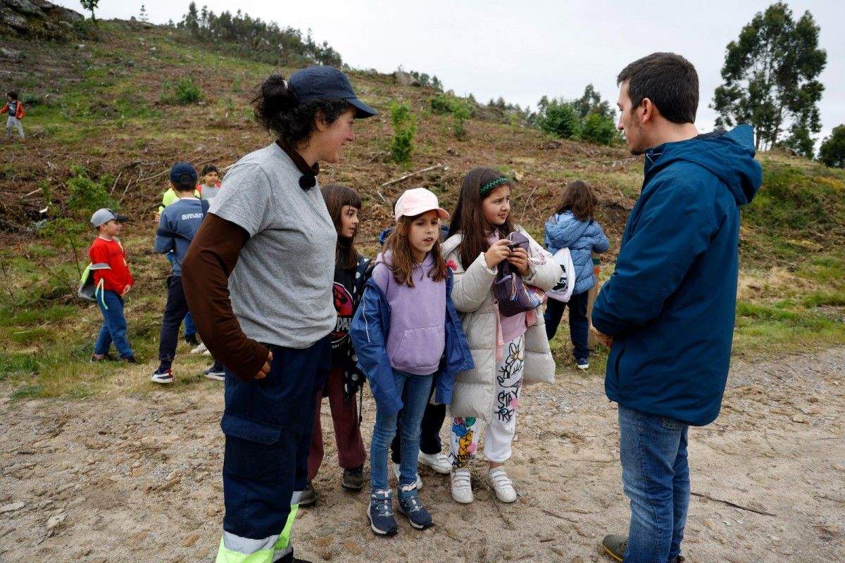 O concelleiro Alberto Oubiña visitou aos escolares que traballan no proxecto "O Bosque da esperanza"