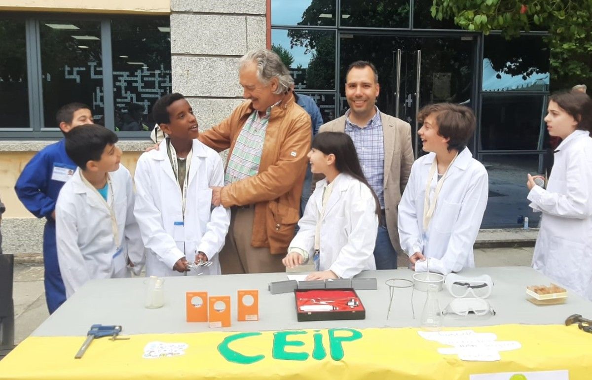O alcalde visitou os postos de "Ciencia na rúa"