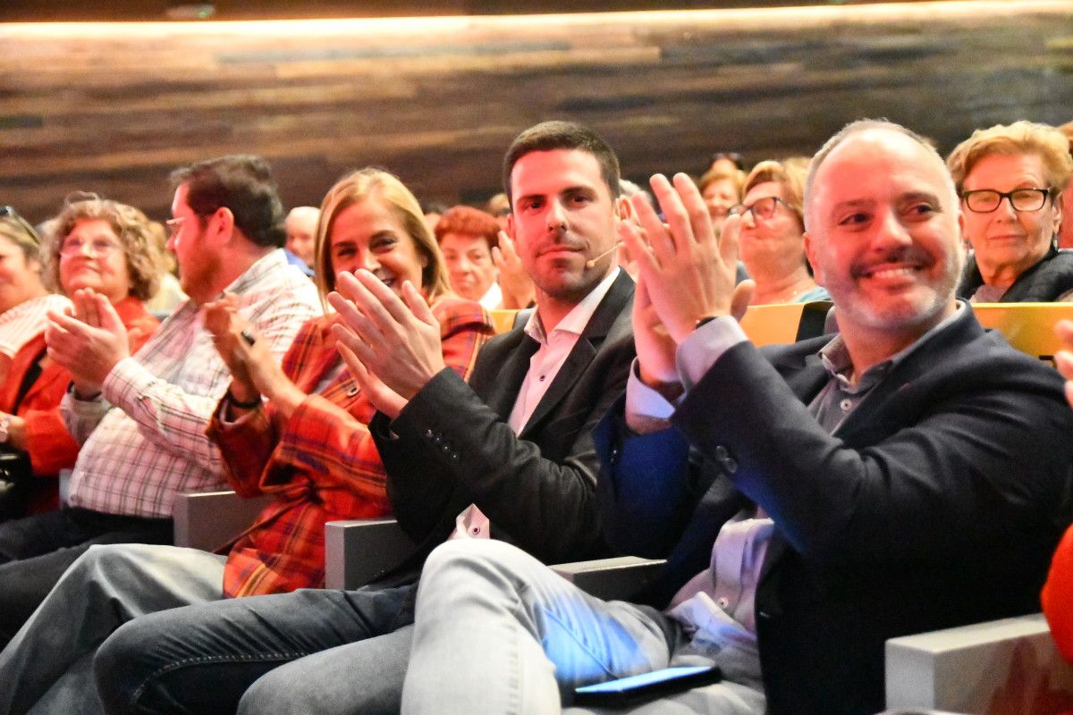 Carmela Silva, Luis Arosa e David Regades na presentación do candidato socialista