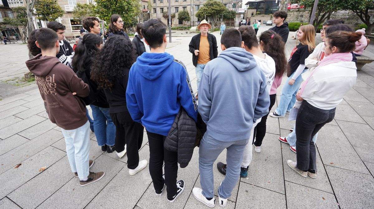 O escritor Manuel Lourenzo cun grupo de mozos