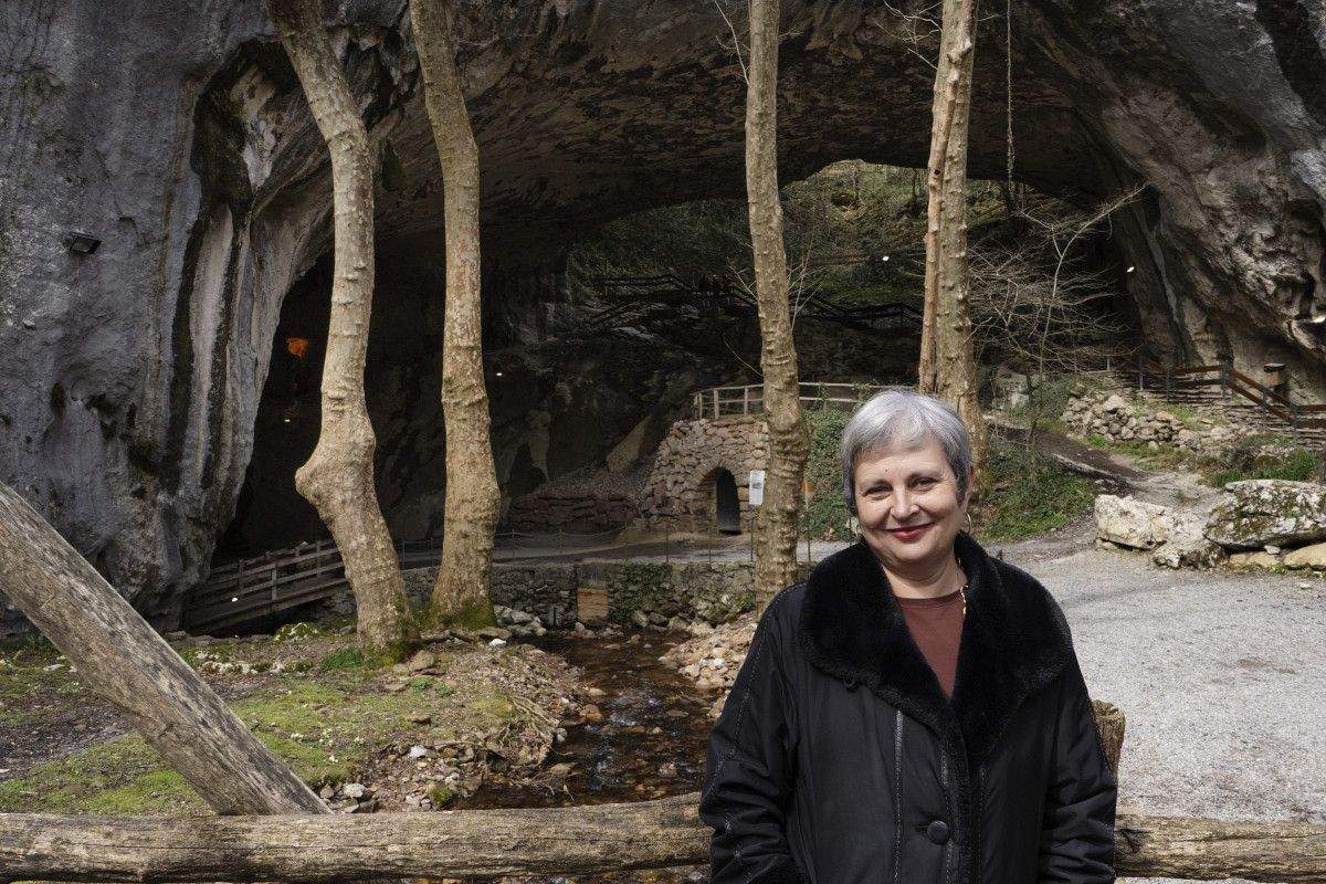 Elvira Roca Barea en las cuevas de Zugarramurdi