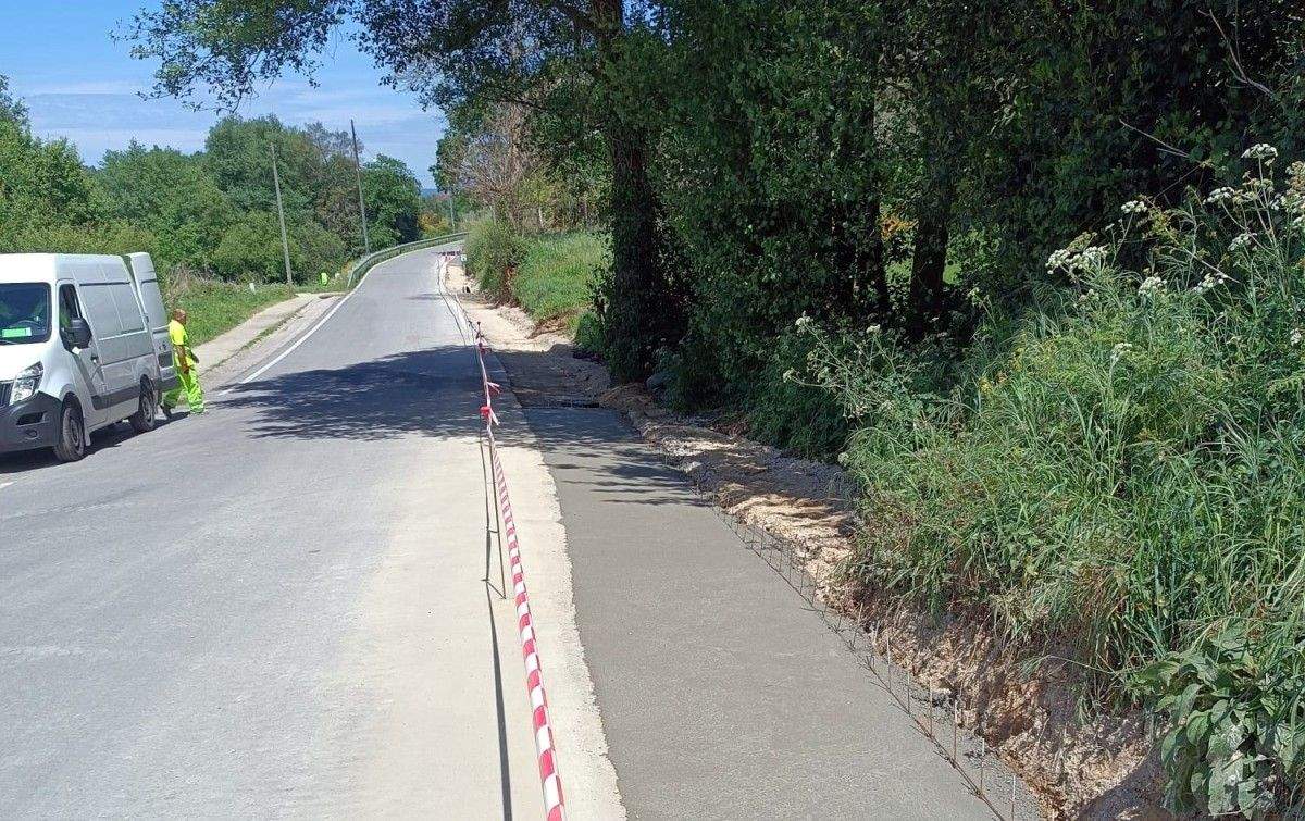 Instalación de cunetas transitables na EP 0508 Curro-San Amaro
