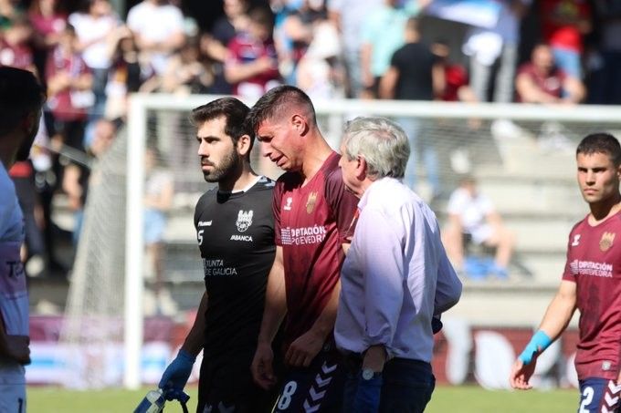 Brais Abelenda retírase lesionado no partido de Primeira Federación entre Pontevedra e Sanse en Pasarón