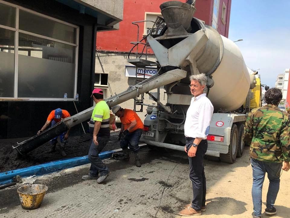 José Antonio Cacabelos, alcalde de O Grove, observa unas obras en la Rúa Alexandre Bóveda