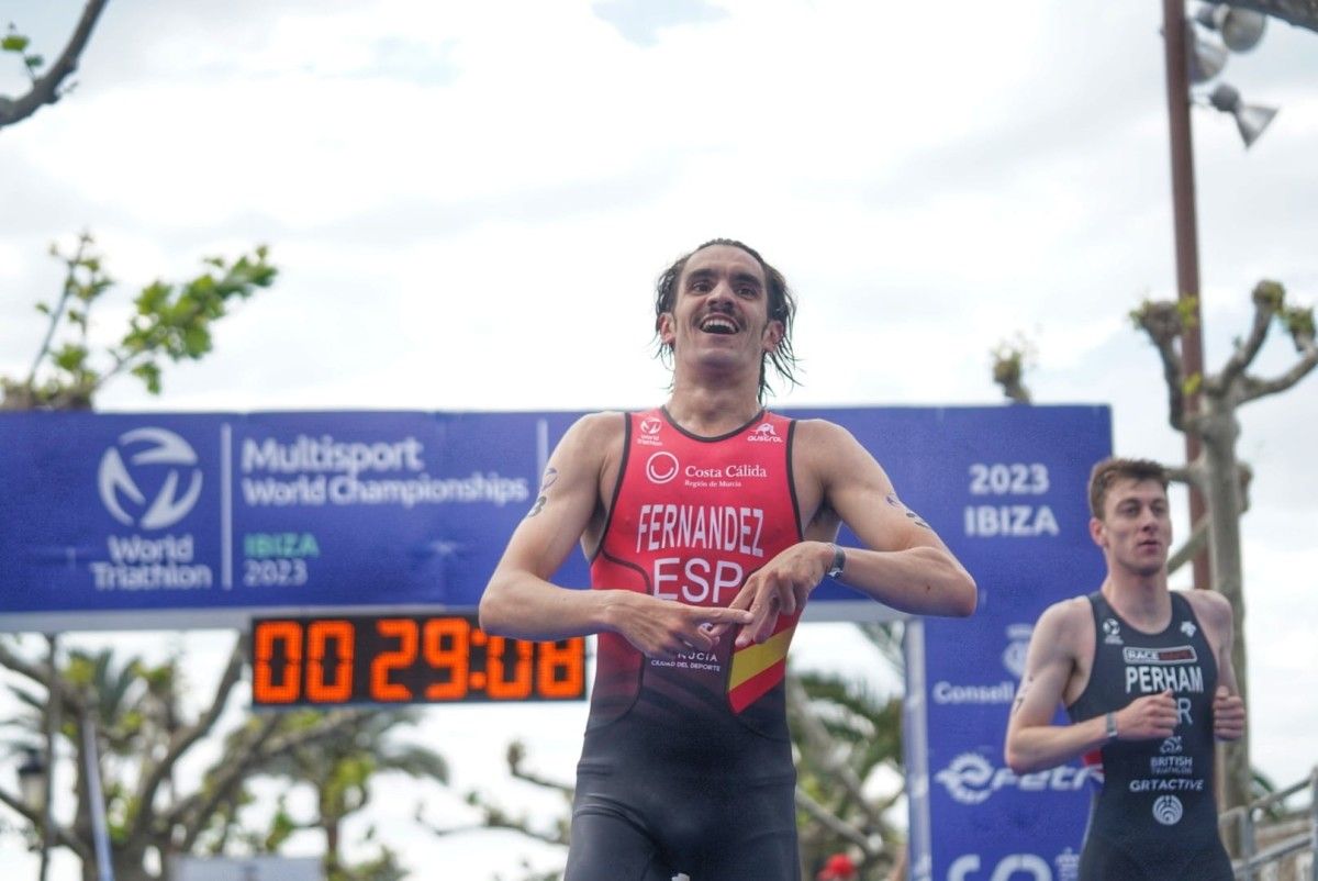 Cristian Fernández proclámase en Eivissa campión do Mundo de acuatlón