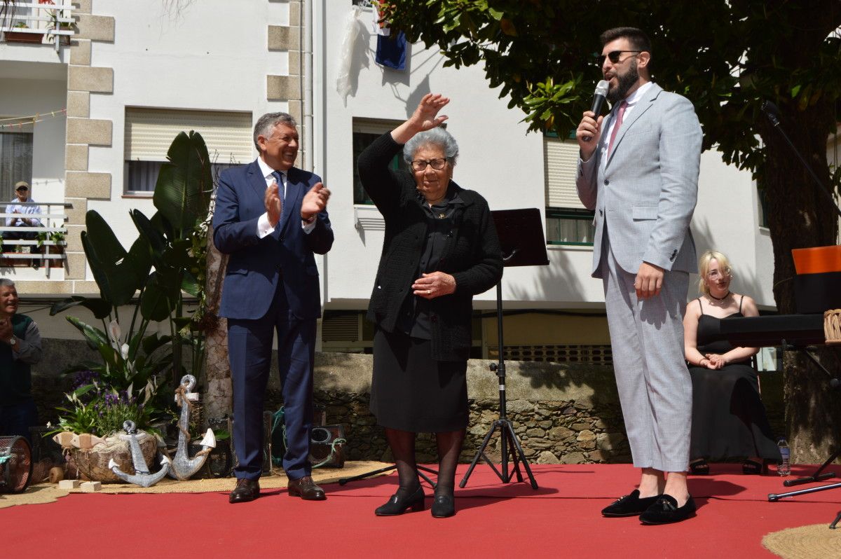 Acto de entrega da Raia de Ouro a Carmen Uhía Martínez