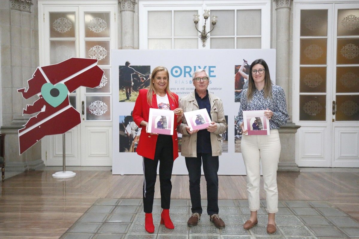 Carmela Silva, Manuel Morquecho y Victoria Alonso con el catálogo sobre la muestra de Agnès Varda