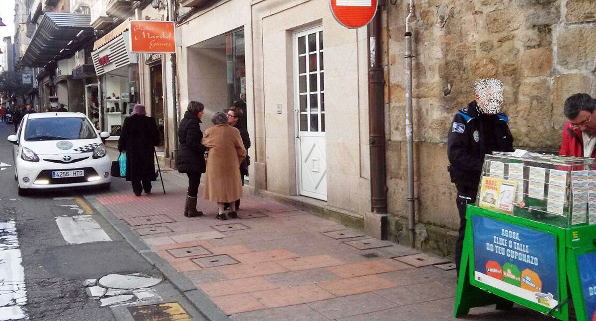 O multamóbil aparcado sobre unha beirarrúa