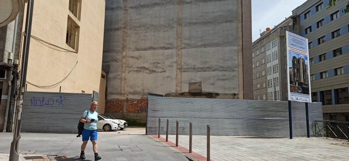 Parcela en la rúa Mariscal Pardo de Cela donde se va a construir un edificio