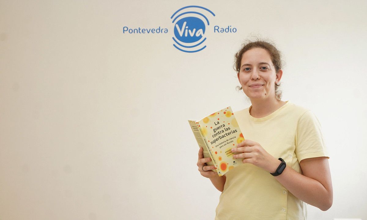 A pontevedresa Andrea Muras Mora vén de publicar 'La guerra contra las superbacterias'
