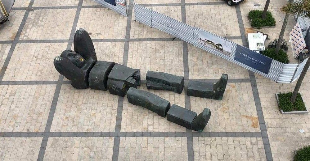 Vista aérea da escultura do Atlante na súa ubicación provisional