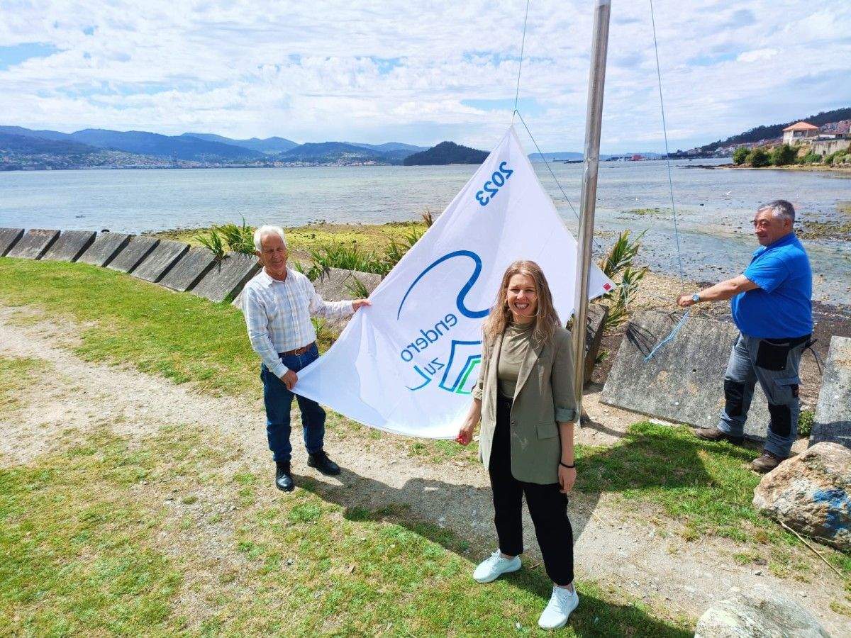 Izado de la bandera que señaliza el Sendero Azul