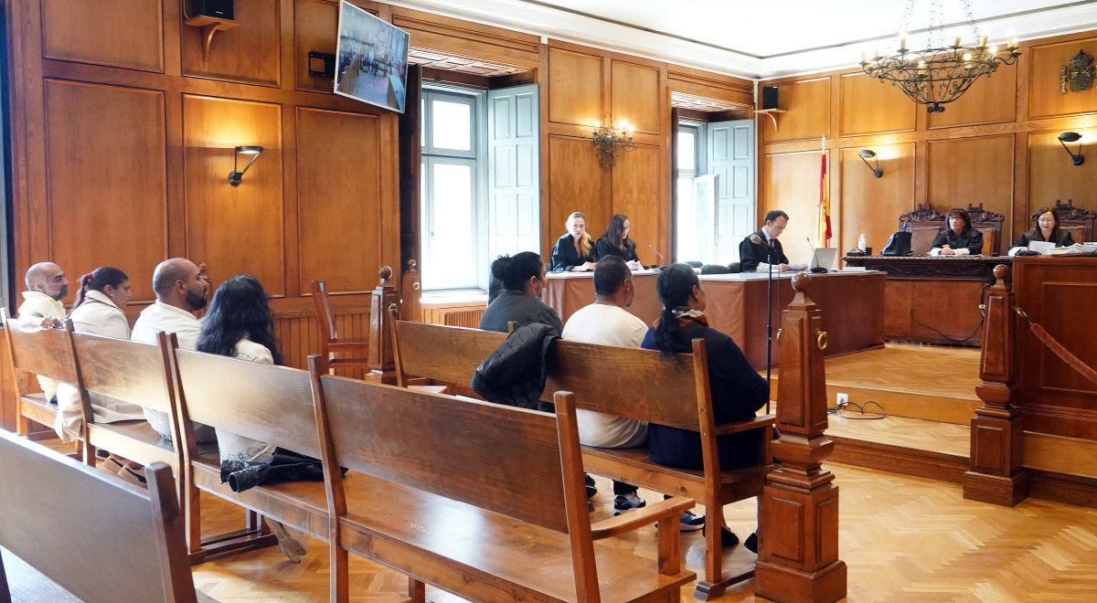 Integrantes del Clan de la Coneja, en la sala de vistas