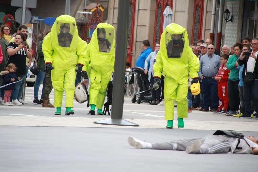 Equipo GRS de la Guardia Civil con los trajes de lucha bacteriológica e química