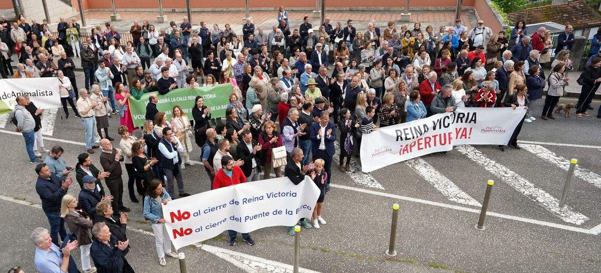 Manifestación contra o peche de Raiña Vitoria