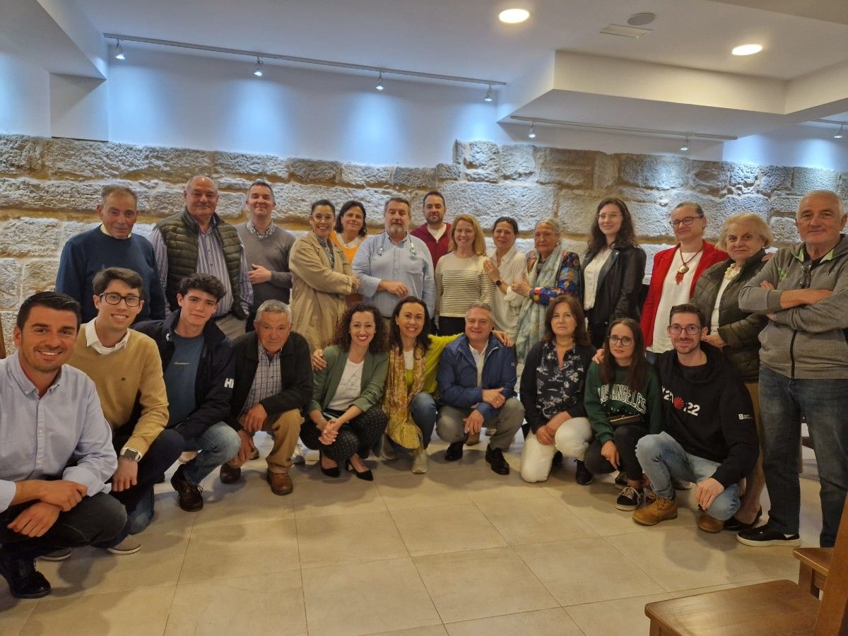 A candidata do PP María Ramallo e o seu equipo