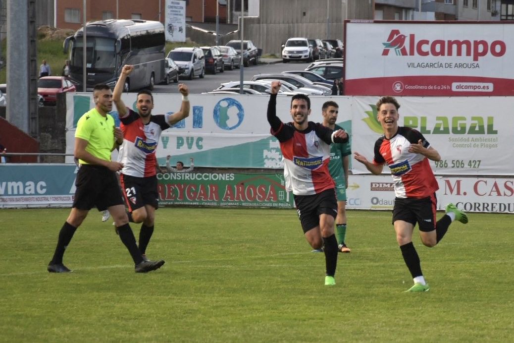 Iñaki Martínez festexa o primeiro gol conseguido para o Arosa fronte ao UD Ourense