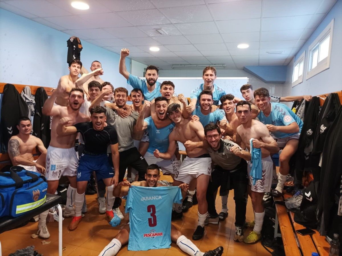 O plantel do Pontevedra B celebra a vitoria na casa do Umia que lle valeu o ascenso a Terceira RFEF