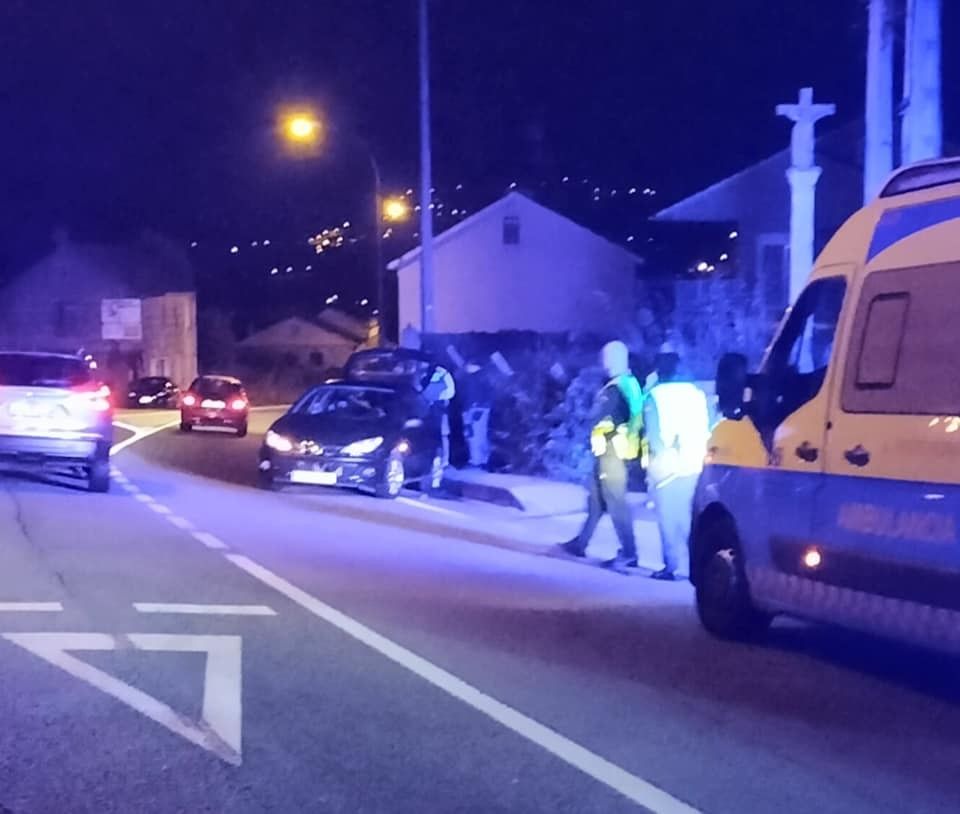 Accidente de tráfico en la PO-308 en el lugar de Albar
