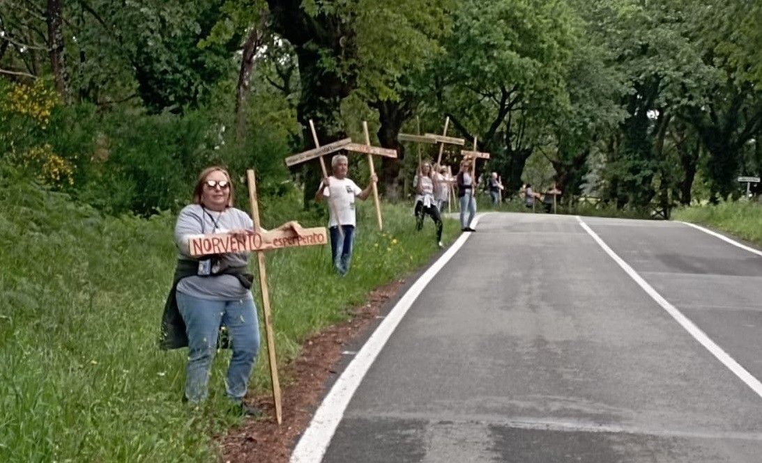 O colectivo Amil Sen Eólicos encheu de cruces o camiño a Santa Xusta O colectivo Amil Sen Eólicos encheu de cruces o camiño a Santa Xusta