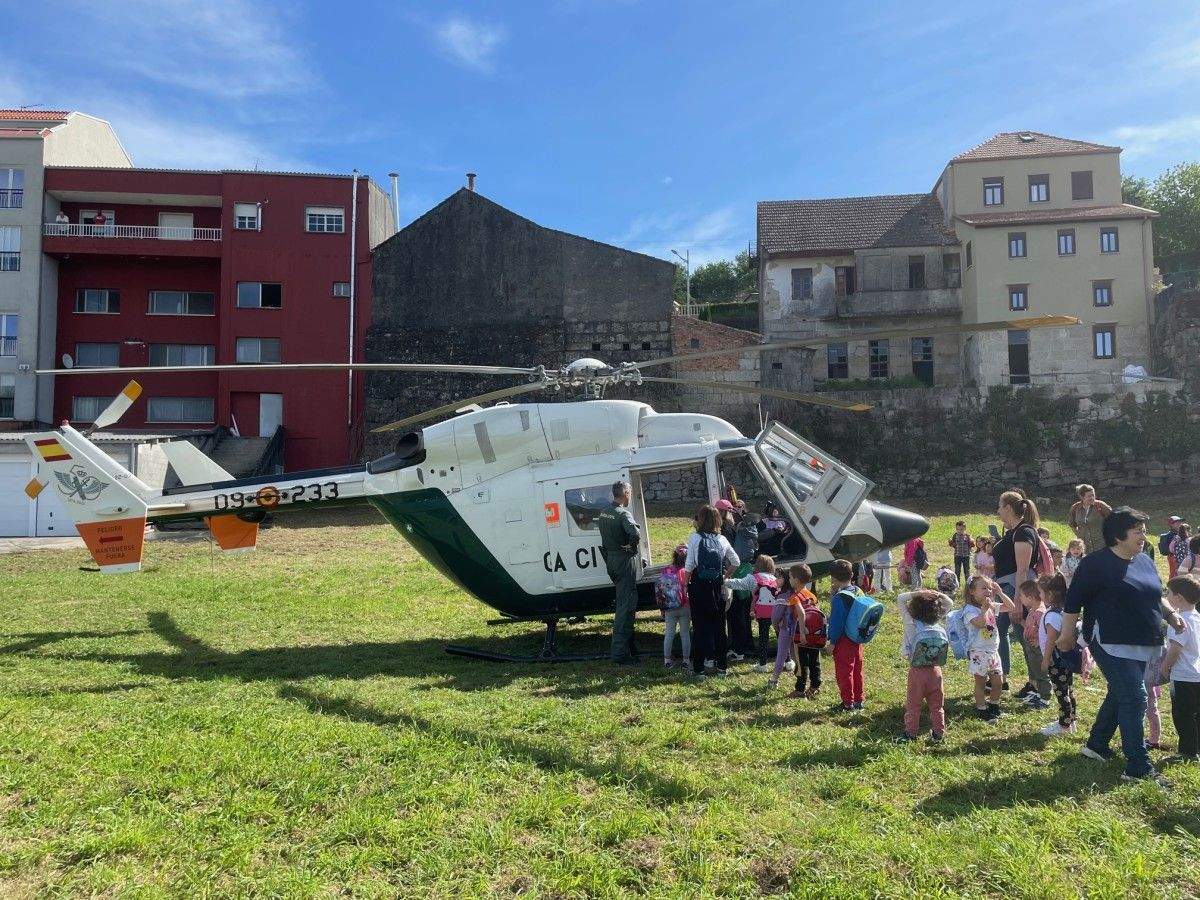 Exhibición de medios de la Guardia Civil en Ponte Caldelas