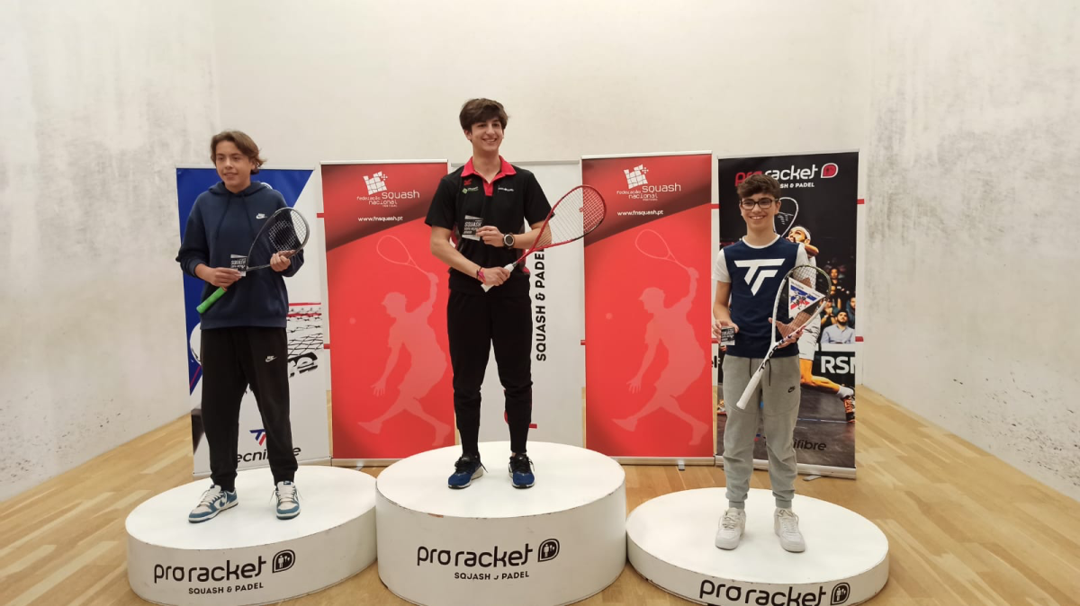 O pontevedrés Pablo Caínzos gaña a Copa Ibérica de Squash sub 17