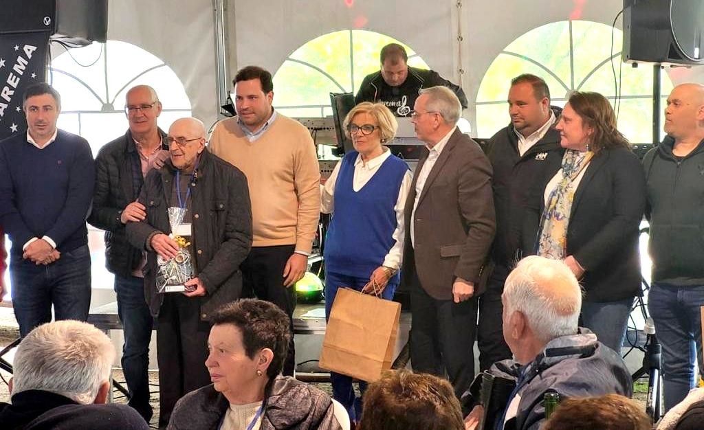 Jorge Cubela, alcalde de Cerdedo-Cotobade, con personas de edad avanzada