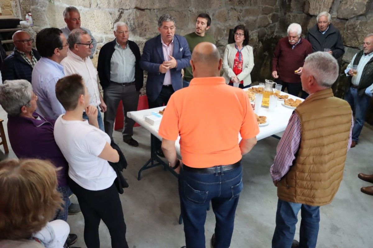 El alcalde de Pontevedra en un encuentro con los vecinos de A Peralba