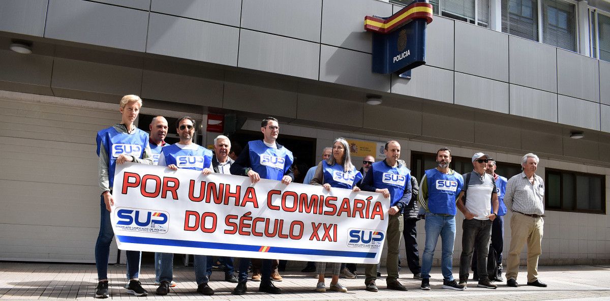 Concentración do SUP diante da Comisaría Provincial, situada na rúa Joaquín Costa