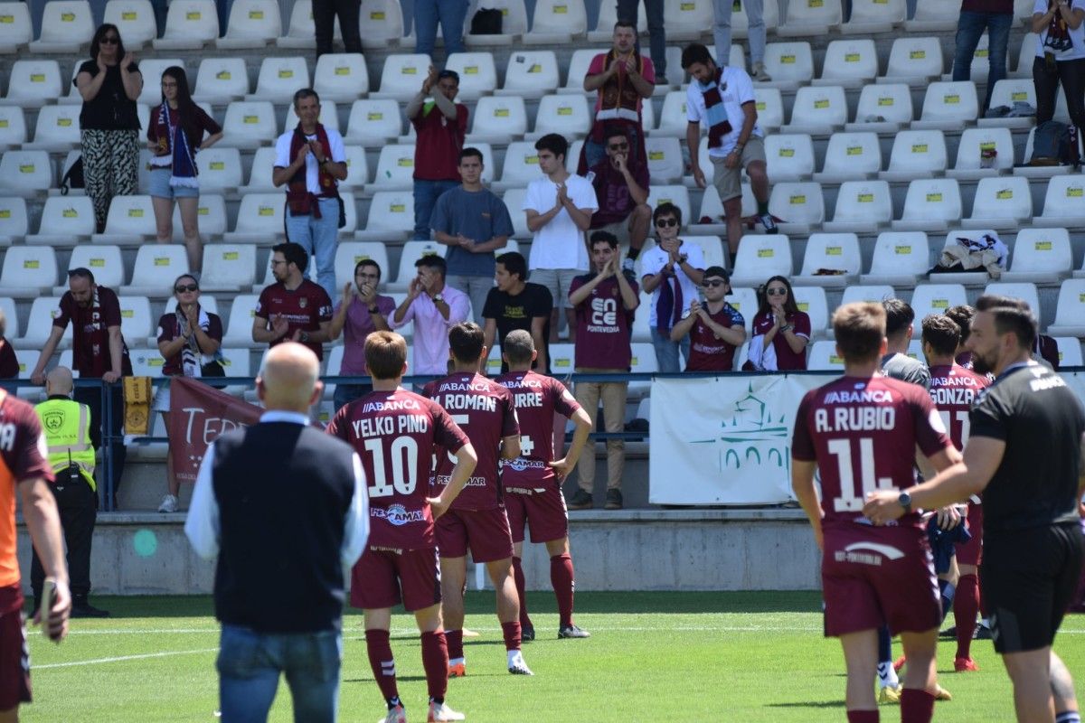 O plantel do Pontevedra diríxese aos afeccionados granates ao termo do partido en Talavera