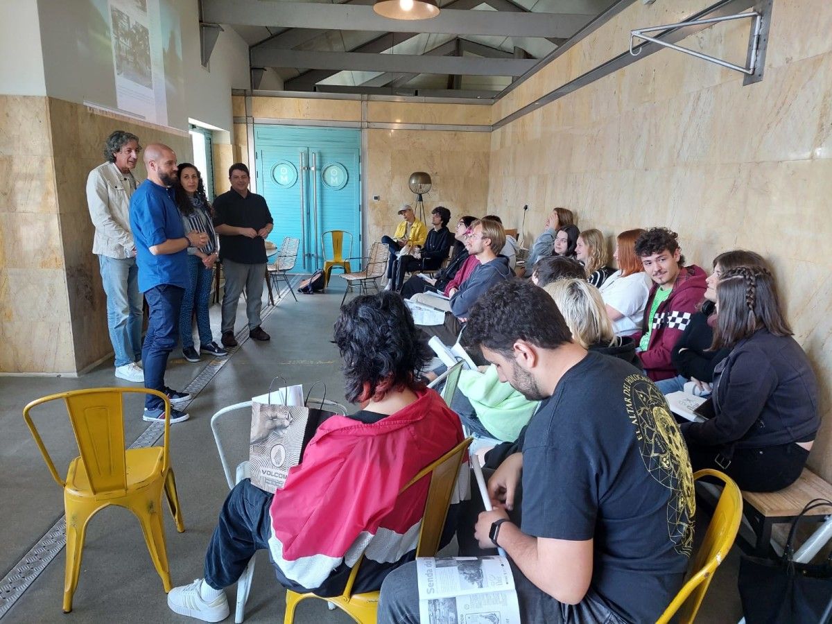 Alumnado da Universidade da Coruña nun encontro con Iván Puentes no Mercado