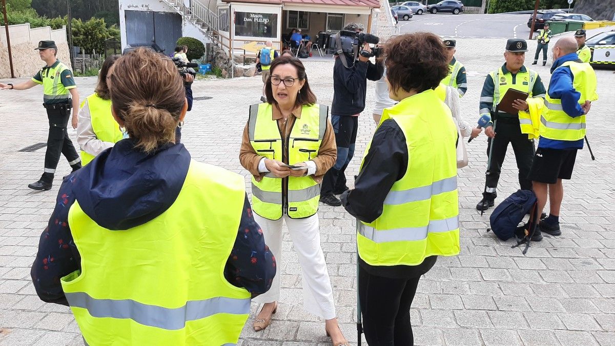 Maica Larriba participa na campaña de reparto de chalecos 