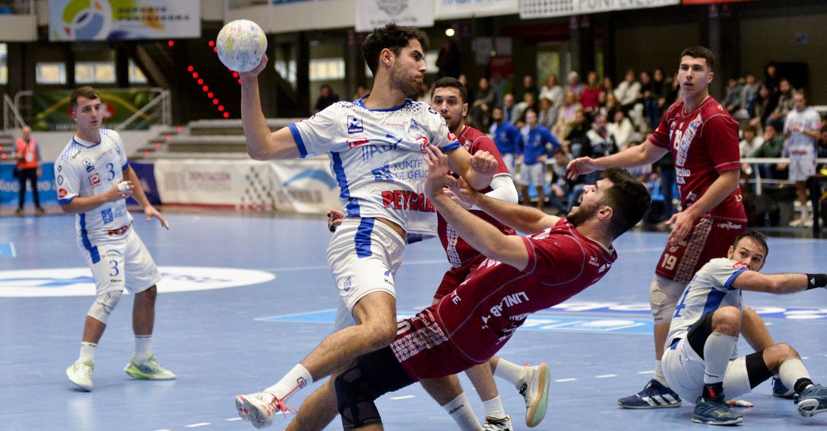 Álex Chan, en el partido de liga Asobal entre el Cisne y el BM Logroño