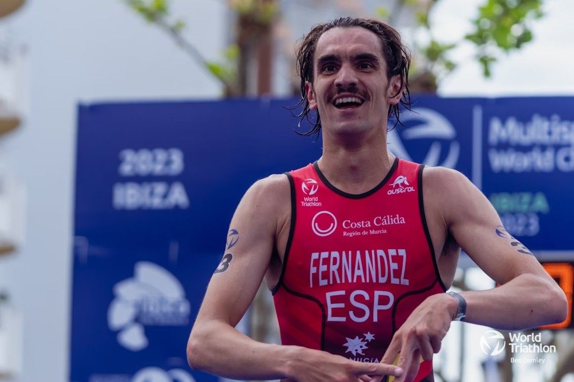 Cristian Fernández, tras proclamarse campión do Mundo de acuatlón