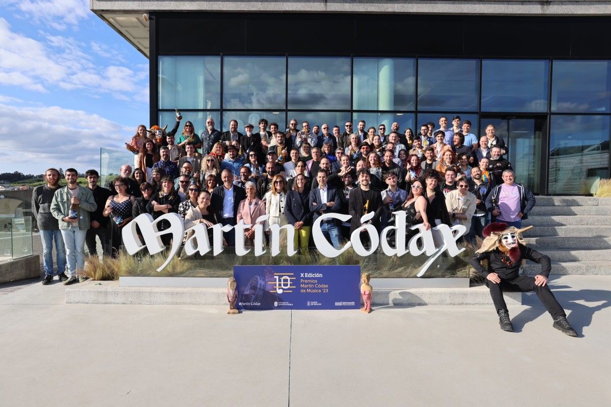 Foto de familia dos finalistas dos X Premios Martín Códax da Música