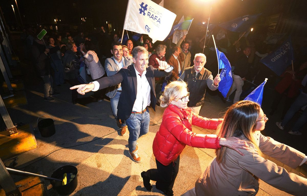 Acto de pegada de carteis para as eleccións municipais do 28M