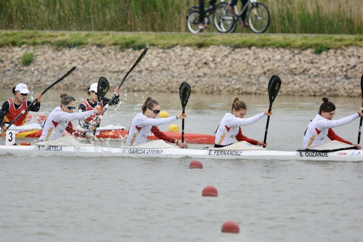 Teresa Portela e Carolina García, competendo no K-4 500 na Copa del Mundo de Szeged